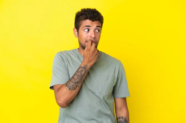 Junge Hübsche Brasilianische Mann Isoliert Auf Gelbem Hintergrund Nervös Und — Stockfoto
