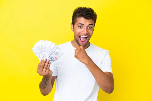 Jonge Braziliaanse Man Neemt Veel Geld Geïsoleerd Gele Achtergrond Vieren — Stockfoto