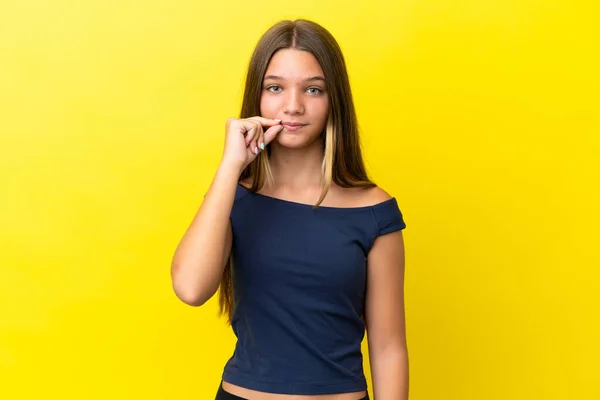 Menina Caucasiana Isolado Fundo Amarelo Mostrando Sinal Gesto Silêncio — Fotografia de Stock