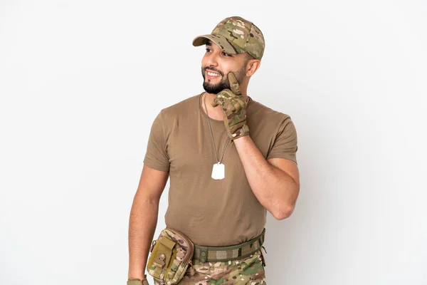 Tânăr Soldat Arab Izolat Fundal Alb Gândindu Idee Timp Uita — Fotografie, imagine de stoc