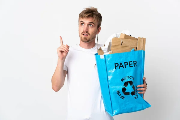 Mladý Blondýnka Muž Drží Recyklační Sáček Plný Papíru Recyklovat Izolované — Stock fotografie