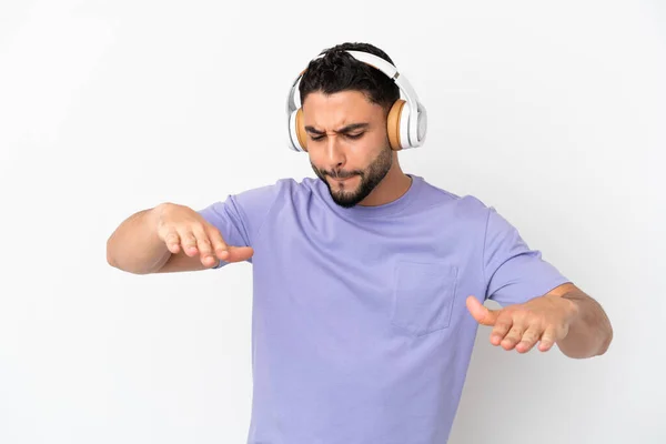 Νεαρός Άραβας Απομονωμένος Λευκό Φόντο Ακούγοντας Μουσική Και Χορεύοντας — Φωτογραφία Αρχείου