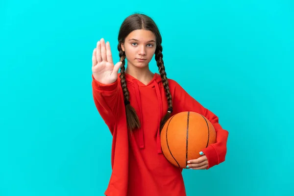 Pequeña Chica Caucásica Jugando Baloncesto Aislado Sobre Fondo Azul Haciendo —  Fotos de Stock