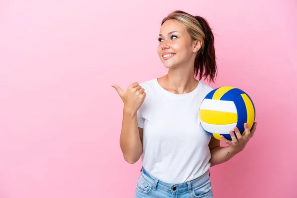 Jovem Mulher Russa Jogando Vôlei Isolado Fundo Rosa Apontando Para — Fotografia de Stock