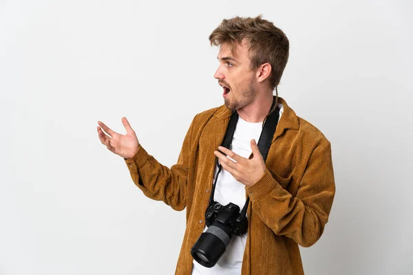 Jonge Fotograaf Blonde Man Geïsoleerd Witte Achtergrond Met Verrassing Gezichtsuitdrukking — Stockfoto