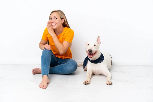 Jovem Inglesa Sentada Chão Com Seu Cachorro Isolado Fundo Branco — Fotografia de Stock