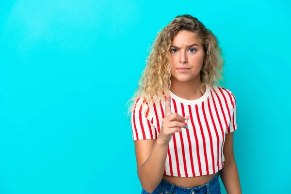 Chica Con Pelo Rizado Aislado Sobre Fondo Azul Frustrado Apuntando — Foto de Stock