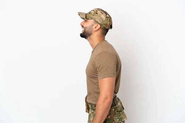 Ung Arabisk Soldat Man Isolerad Vit Bakgrund Skrattar Sidoläge — Stockfoto