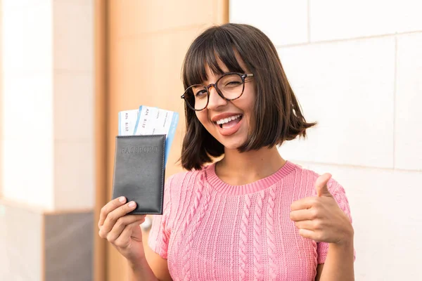 Jovem Morena Cidade Férias Segurando Passaporte Avião Com Polegar Para — Fotografia de Stock