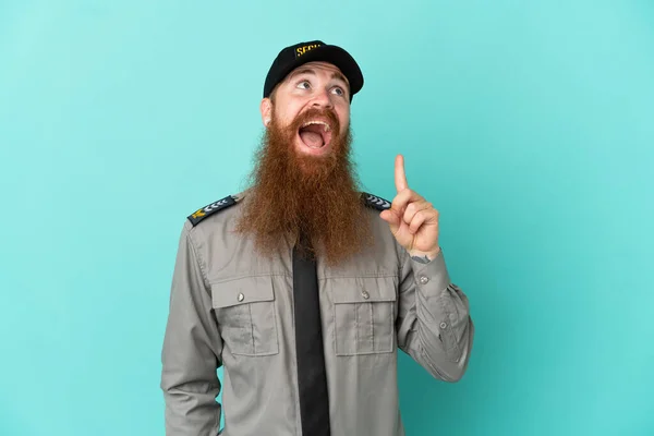 Redhead Bezpečnostní Muž Izolovaný Bílém Pozadí Ukazuje Nahoru Překvapen — Stock fotografie