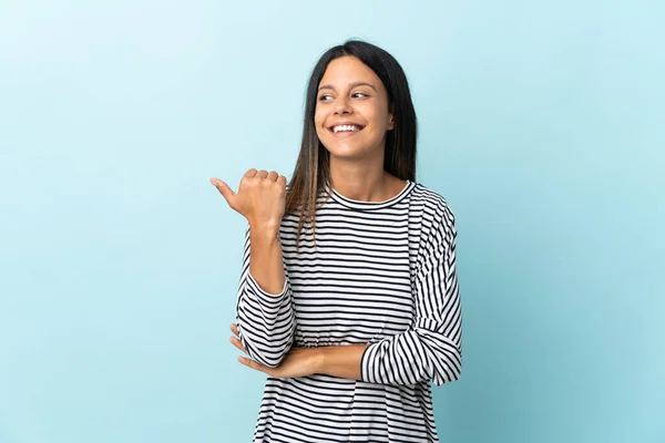 Fille Caucasienne Isolé Sur Fond Bleu Pointant Vers Côté Pour — Photo