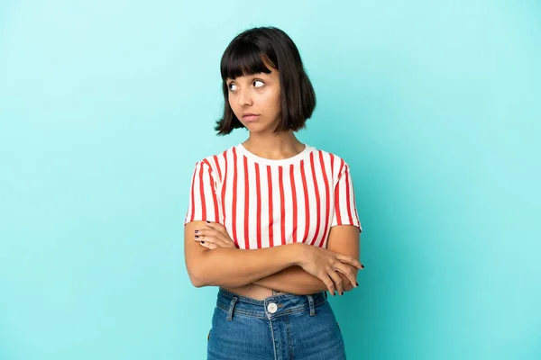 Jovem Mista Mulher Isolada Fundo Azul Fazendo Dúvidas Gesto Olhando — Fotografia de Stock