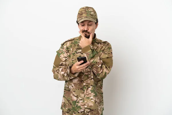 Soldat Man Isolerad Vit Bakgrund Tänkande Och Skicka Ett Meddelande — Stockfoto