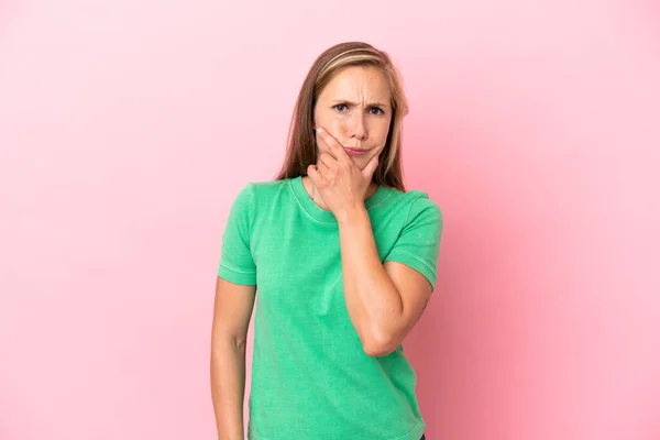 Jong Engels Vrouw Geïsoleerd Roze Achtergrond Denken — Stockfoto