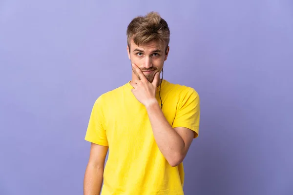 Jong Knap Blond Man Geïsoleerd Paars Achtergrond Denken — Stockfoto