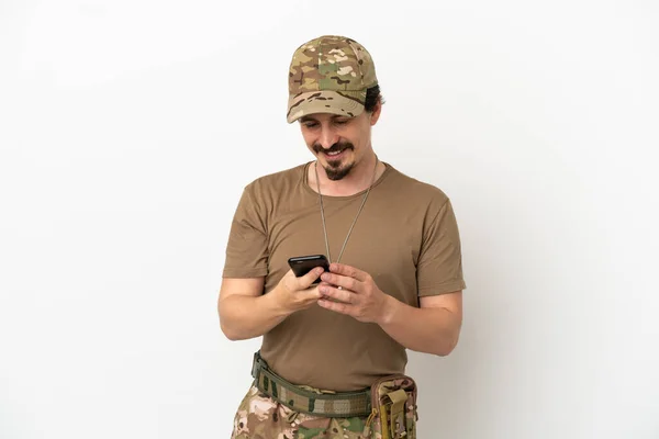 Soldat Man Isolerad Vit Bakgrund Skicka Ett Meddelande Med Mobilen — Stockfoto