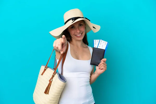 Mladá Běloška Drží Plážovou Tašku Cestovní Pas Pamelem Izolovaným Modrém — Stock fotografie