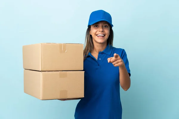 Jovem Mulher Parto Isolado Fundo Azul Surpreso Apontando Frente — Fotografia de Stock