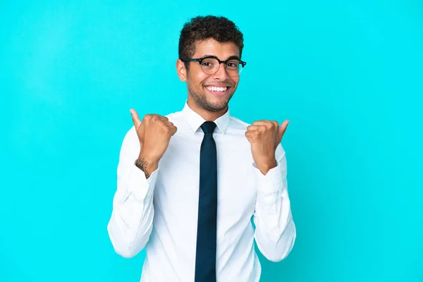 Unga Företag Brasiliansk Man Isolerad Blå Bakgrund Med Tummen Upp — Stockfoto