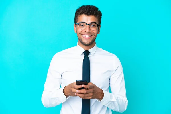 Joven Empresario Brasileño Aislado Sobre Fondo Azul Enviando Mensaje Con —  Fotos de Stock