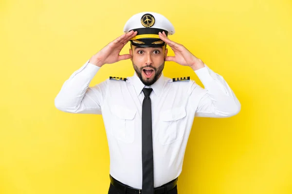 Avião Piloto Árabe Homem Isolado Fundo Amarelo Com Expressão Surpresa — Fotografia de Stock
