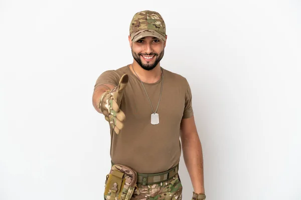 Giovane Arabo Soldato Uomo Isolato Sfondo Bianco Stringendo Mani Chiusura — Foto Stock