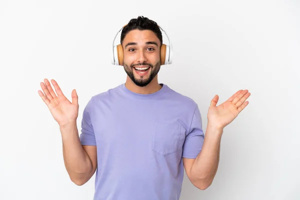 Young Arab Man Isolated White Background Surprised Listening Music — Stock Photo, Image