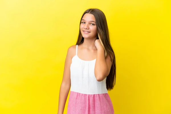 Pequena Menina Caucasiana Isolado Fundo Amarelo Rindo — Fotografia de Stock