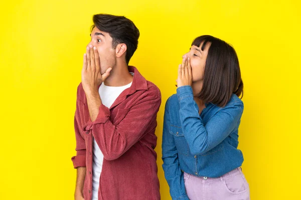 Junge Gemischte Rasse Paar Isoliert Auf Gelbem Hintergrund Schreit Mit — Stockfoto