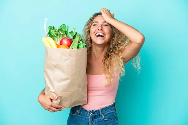 Meisje Met Krullend Haar Houden Van Een Boodschappentas Geïsoleerd Groene — Stockfoto