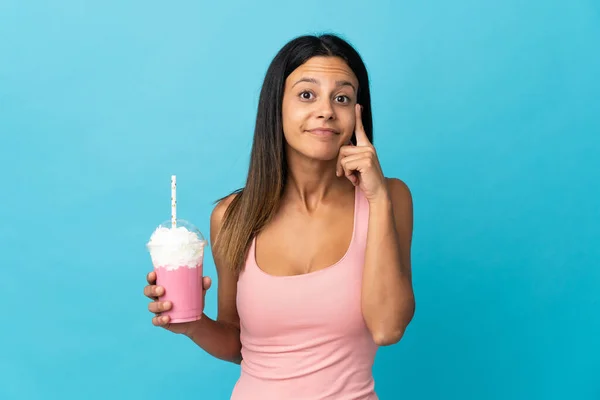 イチゴミルクシェイクを持つ若い女性のアイデア — ストック写真