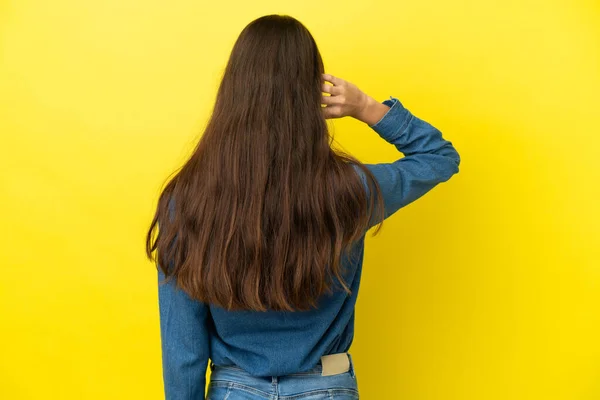 Jovem Francesa Isolada Fundo Amarelo Posição Traseira Pensando — Fotografia de Stock