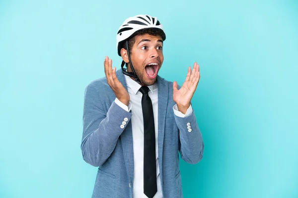 年轻的巴西商人 头戴自行车头盔 蓝色背景 面部表情惊讶 — 图库照片