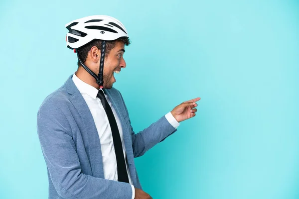 Jovem Empresário Brasileiro Com Capacete Bicicleta Isolado Fundo Azul Apontando — Fotografia de Stock