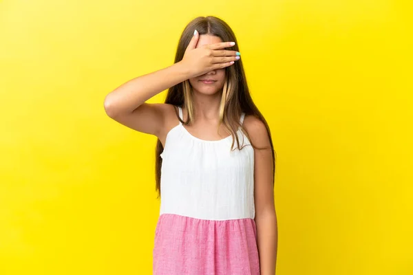 Μικρό Καυκάσιο Κορίτσι Απομονωμένο Κίτρινο Φόντο Που Καλύπτει Μάτια Χέρια — Φωτογραφία Αρχείου