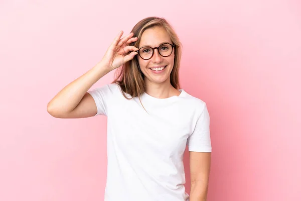 Junge Engländerin Isoliert Auf Rosa Hintergrund Zeigt Zeichen Mit Fingern — Stockfoto