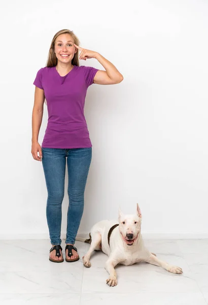 Beyaz Arka Planda Köpeği Olan Genç Bir Ngiliz Kadın Çözümü — Stok fotoğraf