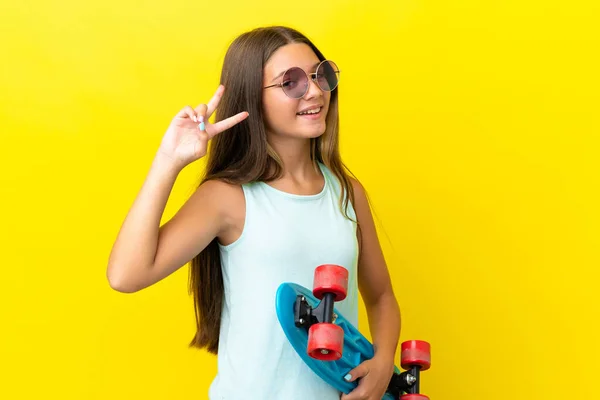 Pequena Menina Patinadora Caucasiana Isolada Fundo Amarelo Com Skate Com — Fotografia de Stock