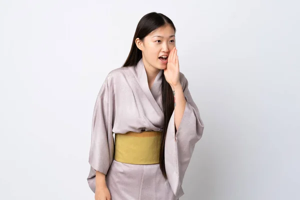 Giovane Ragazza Cinese Indossa Kimono Sfondo Isolato Gridando Con Bocca — Foto Stock