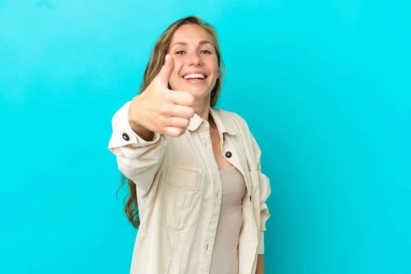 Jonge Blanke Vrouw Geïsoleerd Blauwe Achtergrond Met Duimen Omhoog Omdat — Stockfoto