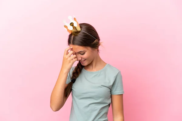 Kleine Kaukasische Prinzessin Mädchen Isoliert Auf Rosa Hintergrund Lachen — Stockfoto