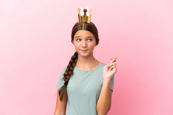 Liten Kaukasiska Prinsessa Flicka Isolerad Rosa Bakgrund Med Fingrar Korsning — Stockfoto