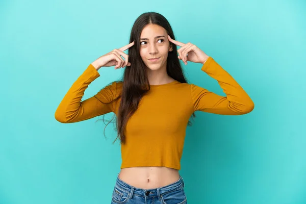 Joven Francesa Aislada Sobre Fondo Azul Teniendo Dudas Pensando — Foto de Stock