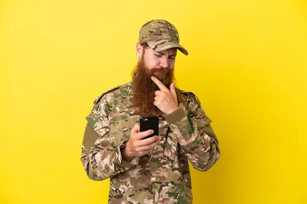 Vojenský Rusovlasý Muž Izolovaný Žlutém Pozadí Myšlení Posílání Zprávy — Stock fotografie