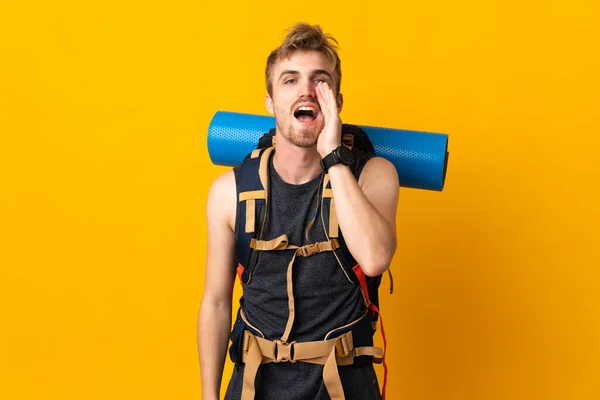 Joven Montañero Con Una Gran Mochila Aislada Sobre Fondo Amarillo —  Fotos de Stock