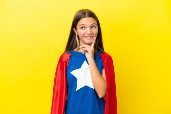 Klein Kaukasisch Superheld Meisje Geïsoleerd Gele Achtergrond Denken Een Idee — Stockfoto