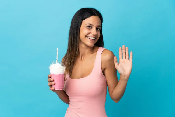 Mujer Joven Con Batido Fresa Saludando Con Mano Con Expresión —  Fotos de Stock