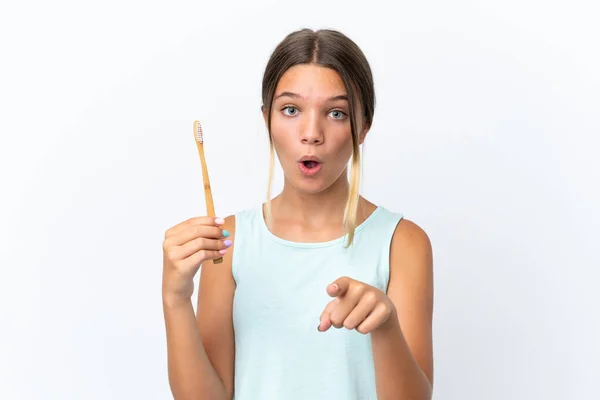 Klein Blank Meisje Met Een Tandenborstel Geïsoleerd Witte Achtergrond Verrast — Stockfoto