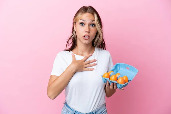 Junge Russin Mit Eiern Auf Rosa Hintergrund Überrascht Und Schockiert — Stockfoto