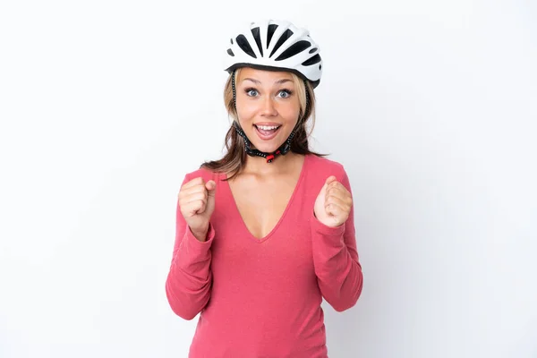 Jovem Russa Vestindo Capacete Bicicleta Isolado Fundo Branco Celebrando Uma — Fotografia de Stock